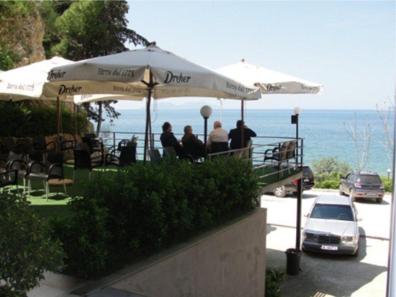 Ambasador Hotell Vlorë Exteriör bild
