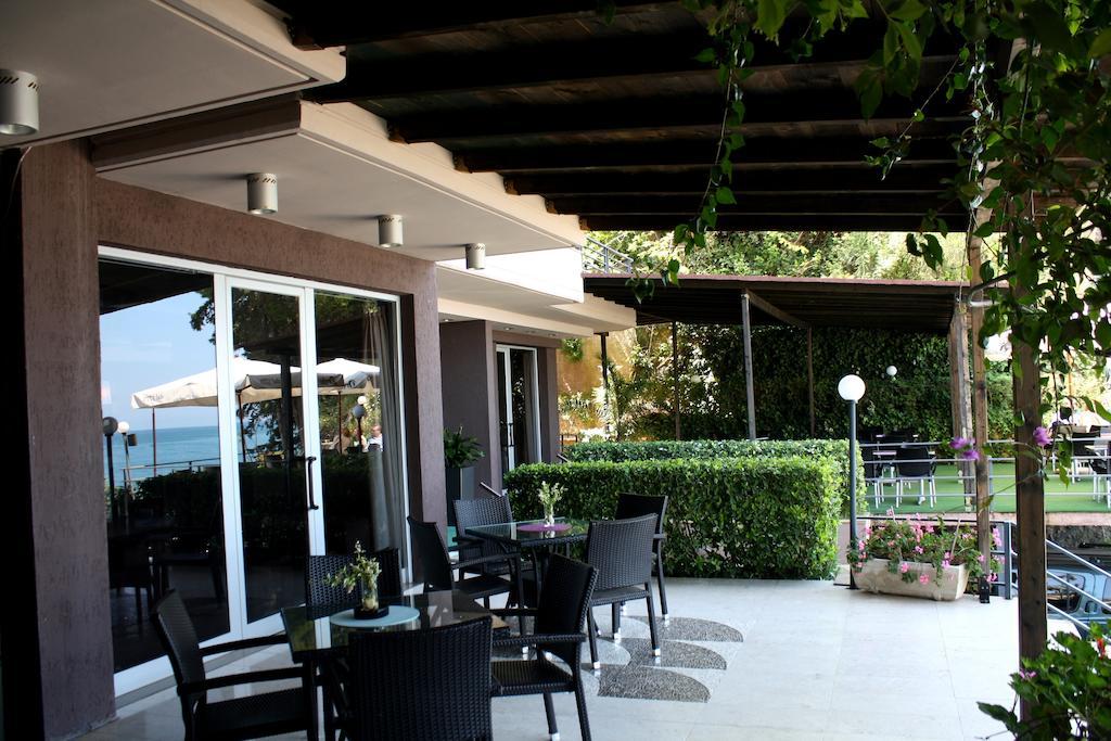 Ambasador Hotell Vlorë Exteriör bild