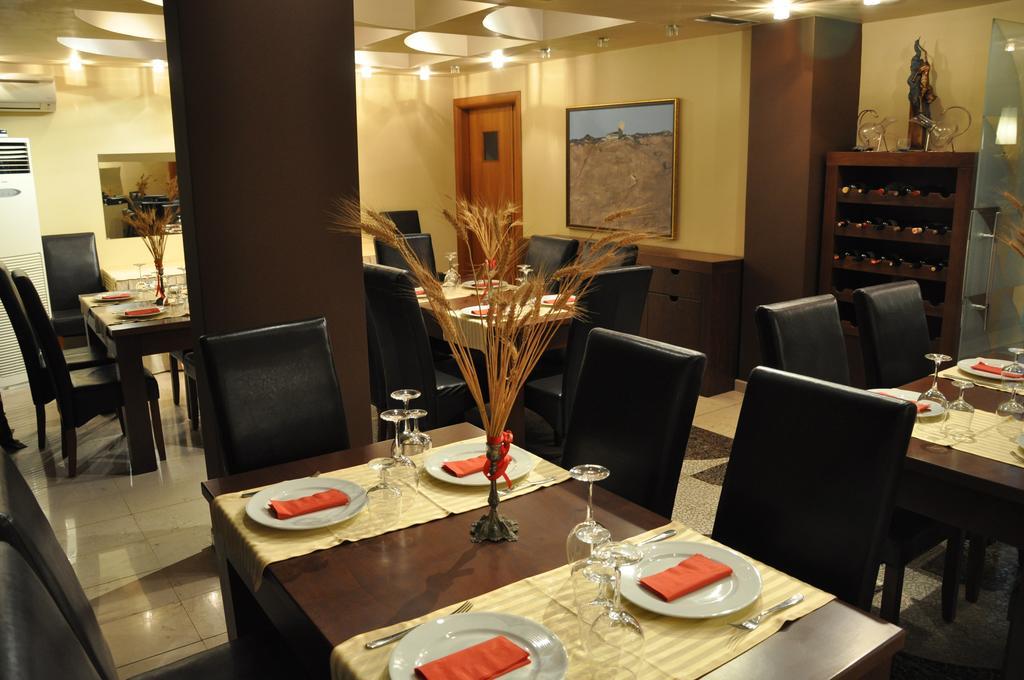 Ambasador Hotell Vlorë Exteriör bild