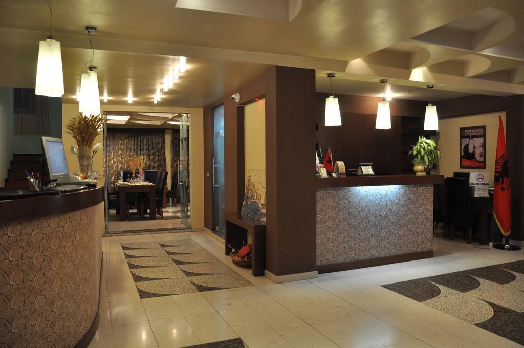 Ambasador Hotell Vlorë Exteriör bild