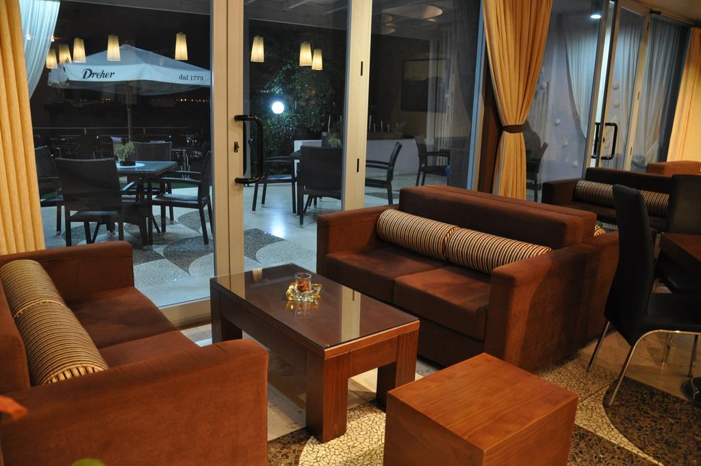 Ambasador Hotell Vlorë Exteriör bild