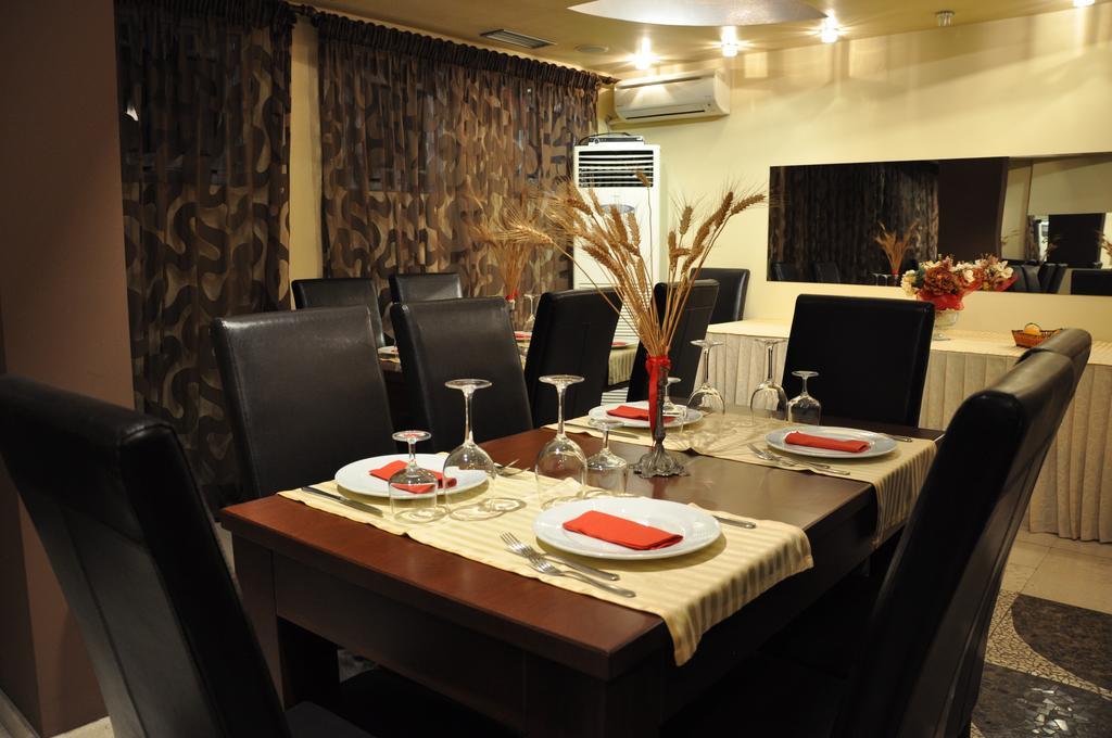 Ambasador Hotell Vlorë Exteriör bild