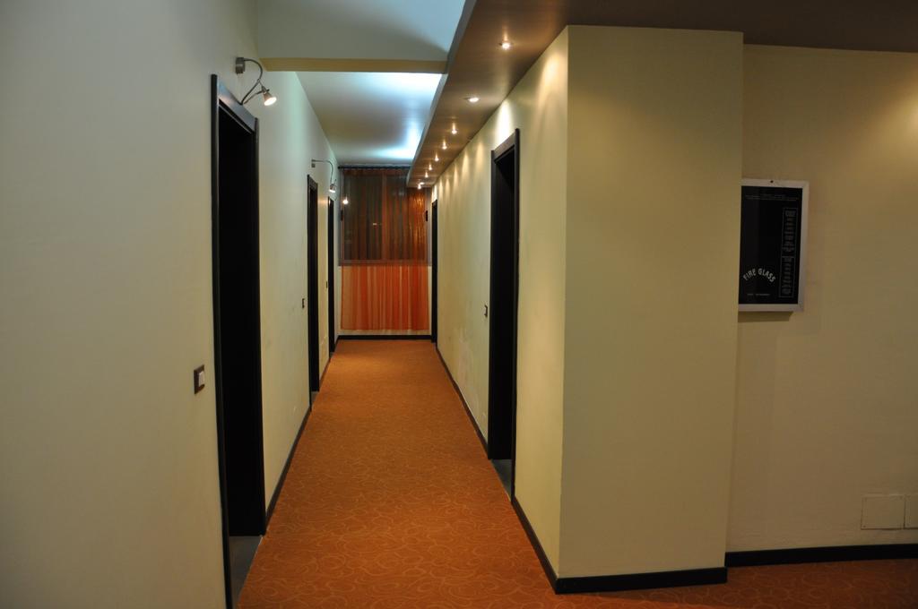 Ambasador Hotell Vlorë Exteriör bild