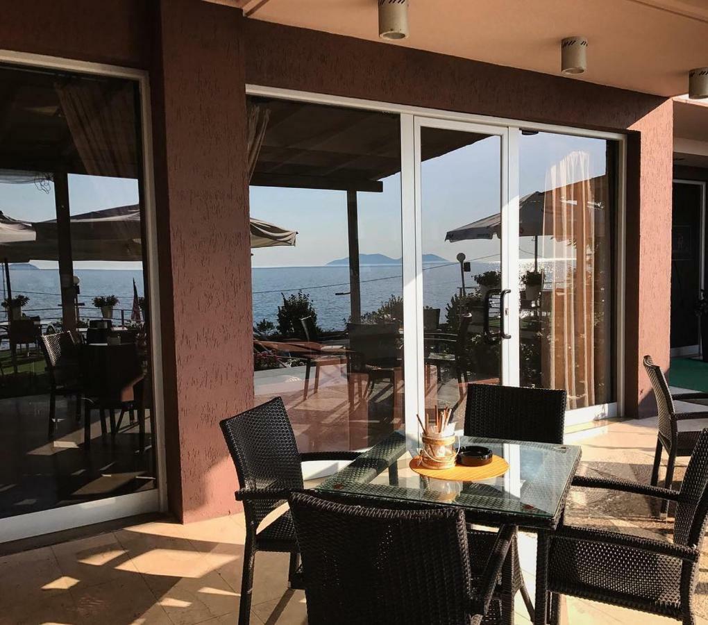 Ambasador Hotell Vlorë Exteriör bild