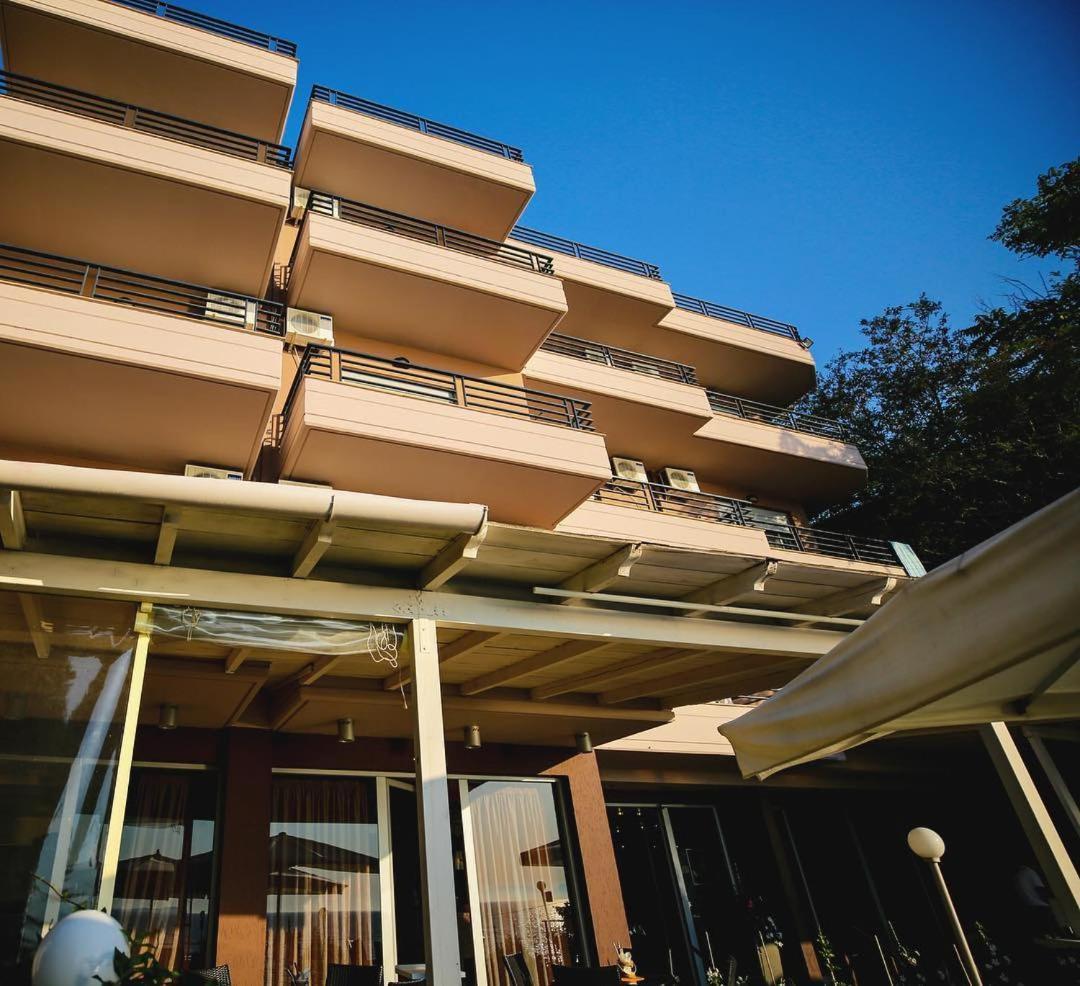 Ambasador Hotell Vlorë Exteriör bild